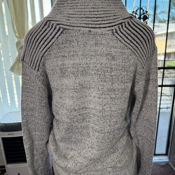 Sweater - Picture 5 of 6